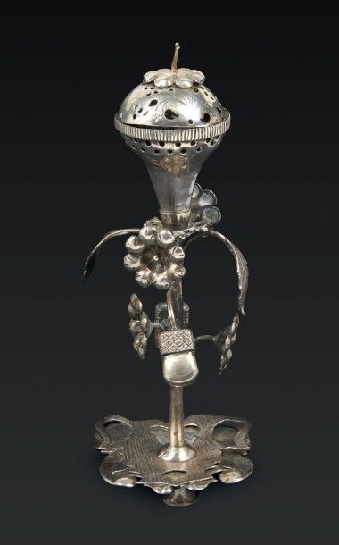 null BOÎTE À ÉPICES EN ARGENT Pologne, vers 1850 Décor de fleurs. A Polish silver...