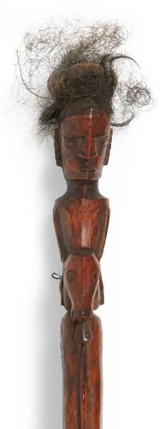 null CANNE DE SORCIER «Datu» en bois sculptée d'une puissante et archaïsante figure...
