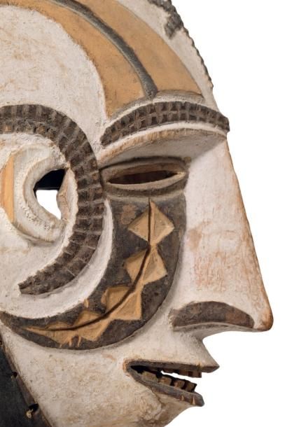 null EXCEPTIONNEL MASQUE «Mmwo» en bois sculpté représentant un esprit féminin de...