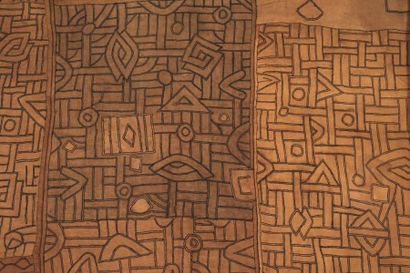  NTCHAK KUBA ZAÏRE. RDC. Grand tissu ocre jaune à motifs géométriques. H_330 cm L_86...