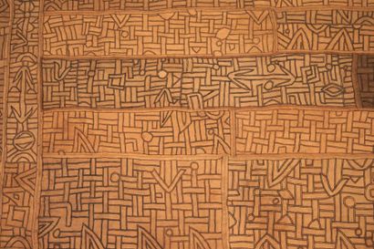  NTCHAK KUBA ZAÏRE. RDC. Grand tissu ocre jaune à motifs géométriques. H_508 cm L_86...