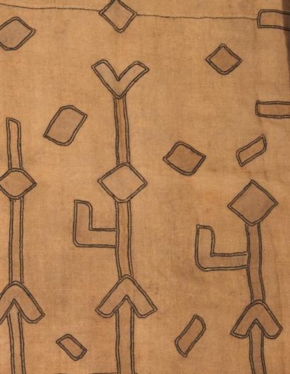  NTCHAK KUBA ZAÏRE. RDC. Grand tissu ocre jaune à motifs géométriques. H_320 cm L_68...