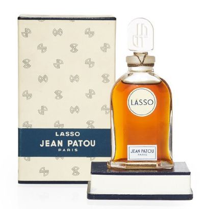 Jean Patou «Lasso» Flacon en verre modèle borne. Étiquette titrée sur une face «Lasso»...