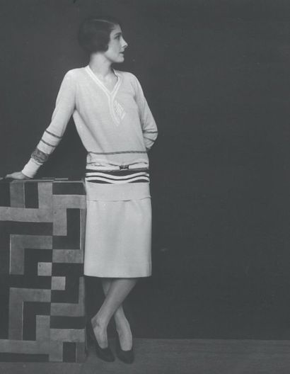 JEAN PATOU, circa 1925/26 SWEATER déconstruit en jersey* de laine ivoire et sang...