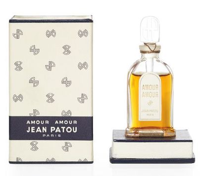 Jean Patou «Amour Amour» Flacon en verre modèle borne, étiquettes titrée sur une...