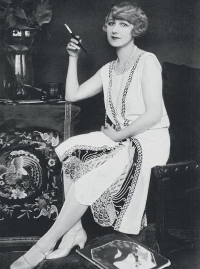 JEAN PATOU, 1927 Black And White ROBE DU SOIR en crêpe soie ivoire agrémentée de...