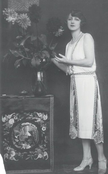 JEAN PATOU, 1927 Black And White ROBE DU SOIR en crêpe soie ivoire agrémentée de...