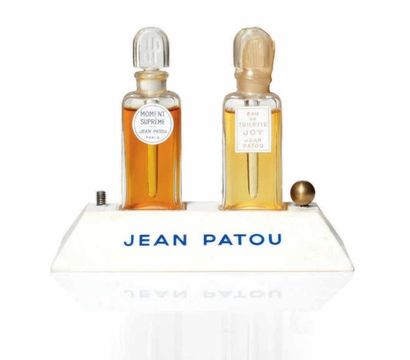 Jean Patou Présentoir de comptoir siglé Jean Patou comprenant deux flacons testeurs...