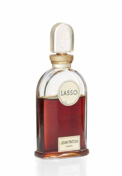 Jean Patou «Lasso» Flacon en verre, épaulement arrondi, bouchon siglé en creux «J.P»....