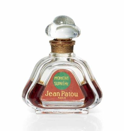 Jean Patou «Moment Suprême» Flacon en verre de forme triangulaire arrondie, étiquette...