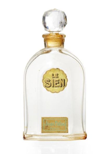 Jean Patou «Le Sien» Flacon en verre de forme borne, épaulement arrondi. Etiquettes...