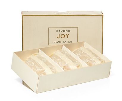Jean Patou «Joy» Coffret en carton contenant trois savons «Joy» enveloppés avec du...