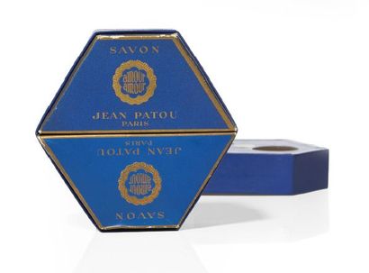 Jean Patou «Amour Amour» Coffret en carton de forme hexagonale de couleur bleue contenant...