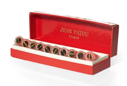 Jean Patou «Rouges à lèvres» Coffret testeur en carton contenant dix rouges à lèvres....