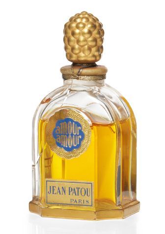 Jean Patou «Amour Amour» Flacon en cristal de Baccarat, de forme borne. Bouchon ananas...