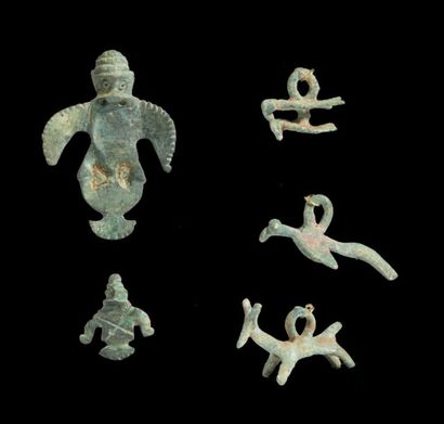  CINQ AMULETTES. Lot composé de cinq amulettes représentant deux personnages-oiseaux,...