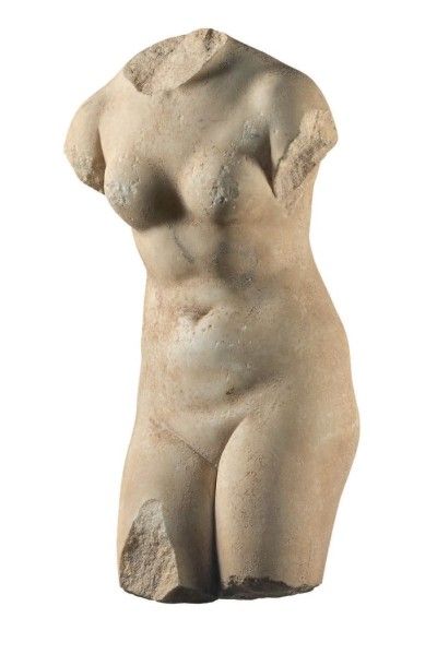  APHRODITE DU CAPITOLE. Statue acéphale représentant la déesse Aphrodite debout en...