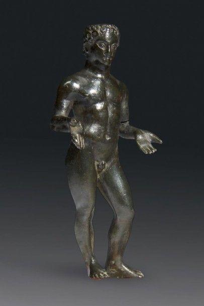  STATUETTE D'ATHLÈTE. Statuette représentant un jeune homme nu, debout, en appui...