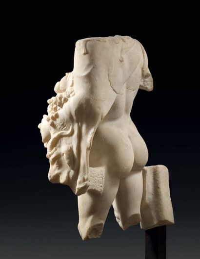  TORSE DE SILVANUS. Statue acéphale représentant le dieu Silvanus, nu, debout, légèrement...