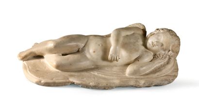 null ÉROS ENDORMI. Statue représentant le jeune Éros endormi. Il est nu, ailé, la...
