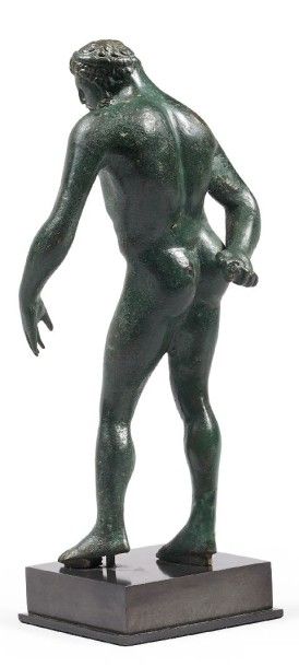 null HERCULE FARNÈSE. Statuette représentant Hercule mature, nu, debout, en appui...