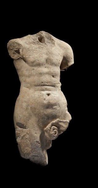 null TORSE MASCULIN. Statue fragmentaire représentant un homme nu, de face, le sexe...