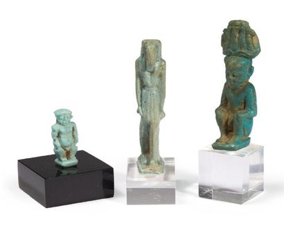  TROIS AMULETTES. Lot composé de trois amulettes représentant un dieu-enfant assis...