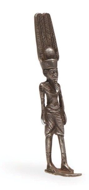  FIGURINE D'AMON. Figurine représentant le dieu Amon. Il est debout sur une base...