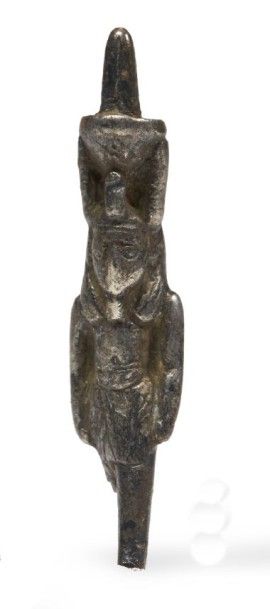  FIGURINE DE NÉFERTOUM. Amulette représentant le dieu Néfertoum. Il est debout, dans...