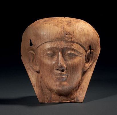  MASQUE DE SARCOPHAGE. Masque de sarcophage représentant le visage d'un homme aux...