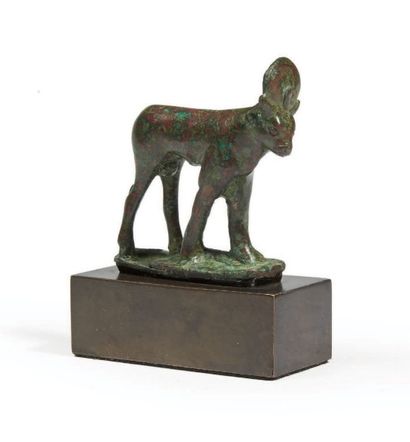  STATUETTE DE TAUREAU APIS. Statuette votive représentant le taureau Apis passant...