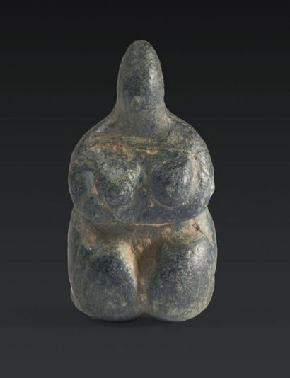 null DÉESSE MÈRE. Figurine représentant une femme stylisée assise, nue, stéatopyge,...