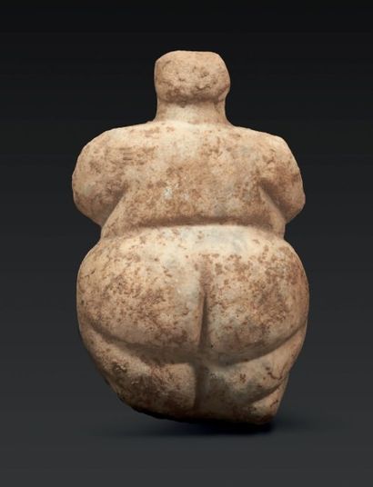  IDOLE NÉOLITHIQUE. Rare statuette représentant une femme nue stéatopyge. Elle est...