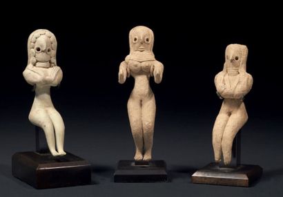  STATUETTES DE MEHRGARH. Lot composé de trois statuettes représentant des femmes...