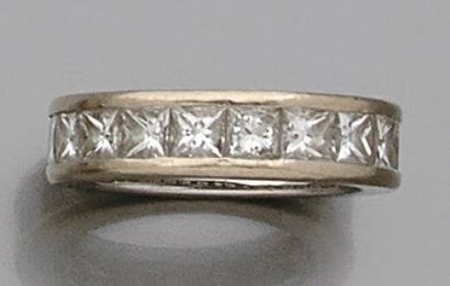 null BAGUE en or gris 18K, entièrement sertie de diamants de taille princesse. Tour...