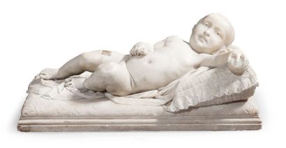 null SCULPTURE en marbre blanc représentant un amour allongé sur un coussin en dentelle....