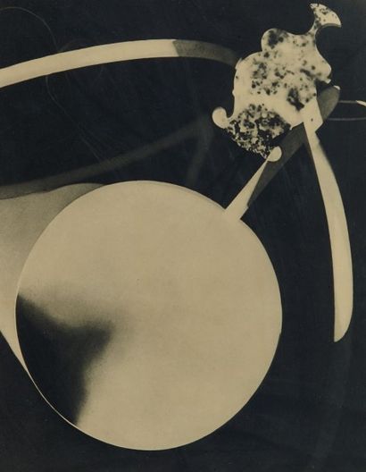 Man Ray L'Ange Heurtebise. Photographie originale signée. 1925. 292 x 232 mm, sous...