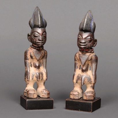 null Paire de Statue Yoruba, Ibeji Nigeria Bois, pigments H_30 cm Les deux personnages...
