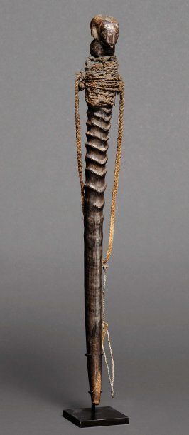 null Corne avec bouchon sculpté Mbugu Tanzanie Corne d'antilope, bois, corde, perles...