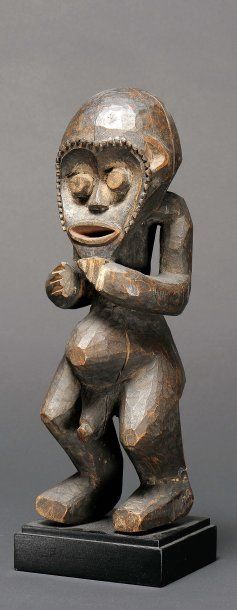 null Statue Mamb ila Cameroun Bois, pigments. H_34, 5 cm Provenance : Lucien van...