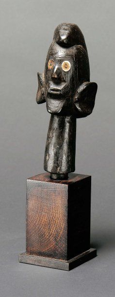 null Tête Mumuye Nigeria Bois, métal. H_16 cm Provenance : Bernard Dulon, Paris Didier...