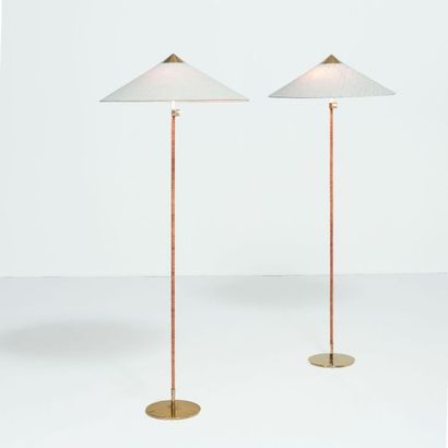 PAAVO TYNELL (1890-1973) Finlande Paire de lampadaires modèle «10101» Laiton, moelle...