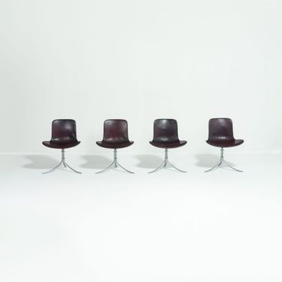 POUL KJAERHOLM (1929-1980) Danemark Suite de quatre chaises modèle «EKC 9» Acier...