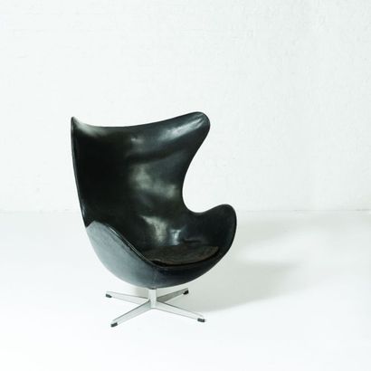 ARNE JACOBSEN (1902-1971) Danemark Fauteuil modèle «3316» dit «Egg chair» Aluminium...