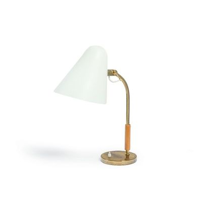 PAAVO TYNELL (1890-1973) Finlande Lampe de table modèle «5233» Métal laqué blanc,...