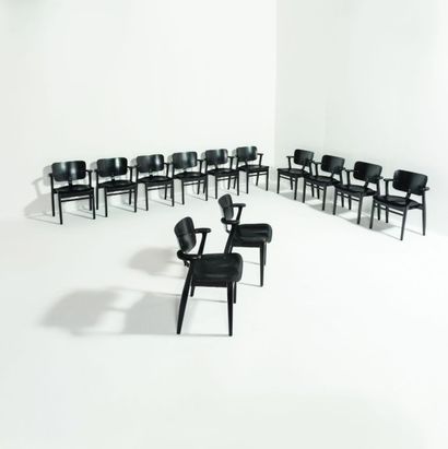 ILMARI TAPIOVAARA (1914-1999) Finlande Suite de douze chaises modèle «Domus» Bouleau...