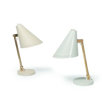 PAAVO TYNELL (1890-1973) Finlande Paire de lampes modèle «9227» Métal laqué blanc...