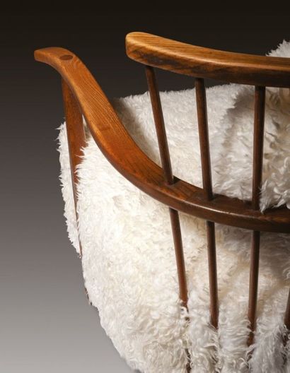 FRITZ HANSEN (EDITEUR) Danemark Paire de fauteuils Chêne et peau de mouton lainée...