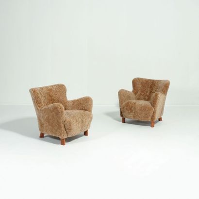 FRITZ HANSEN (EDITEUR) Danemark Paire de fauteuils modèle «1669» Acajou et peau de...