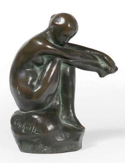 MAURICE DE KORTE (1889-1971) Jeune femme pensive Bronze patiné Signé sur la terrasse...